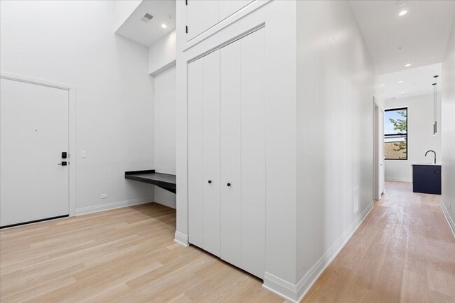 Building Photo - 1934 W North Ave