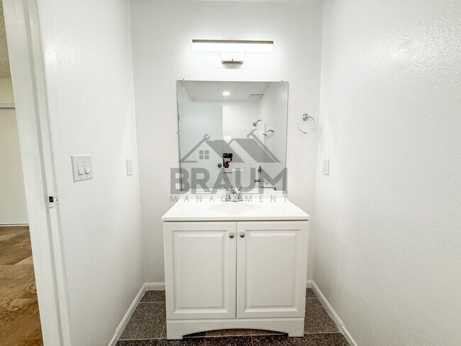 Building Photo - 221 W Elm Ave