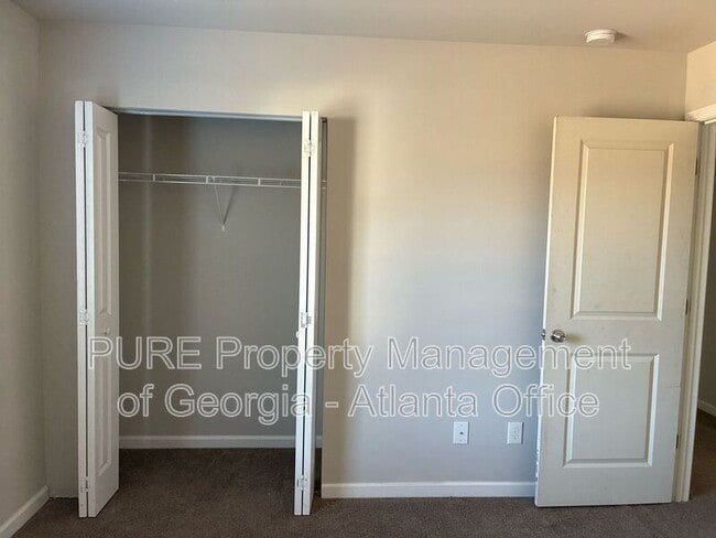 Building Photo - 305 Nutwood Trce