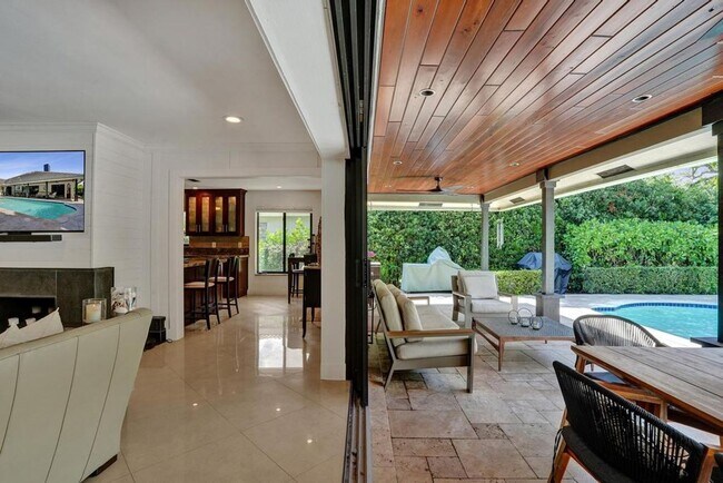 Building Photo - Boca Raton Beautifully Updated 4 Bedroom Pool Home