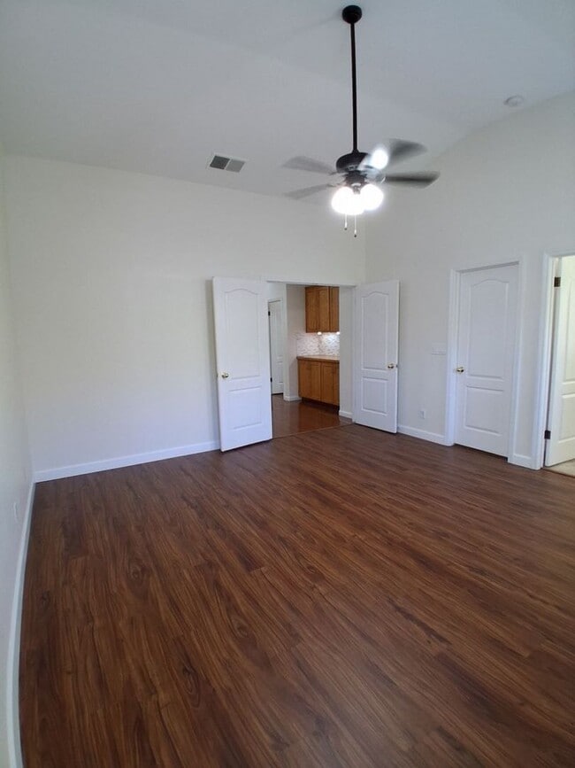 Building Photo - 10374 N Sierra Vista Ave