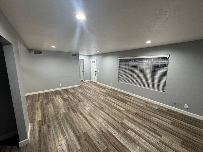 Building Photo - Spacious 3 Bedroom Home