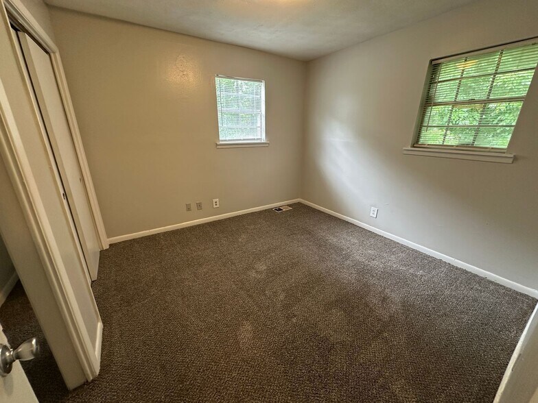 Building Photo - 4053 Log Cabin Dr