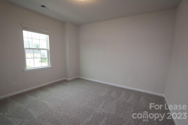 Building Photo - 6130 Cloverdale Dr