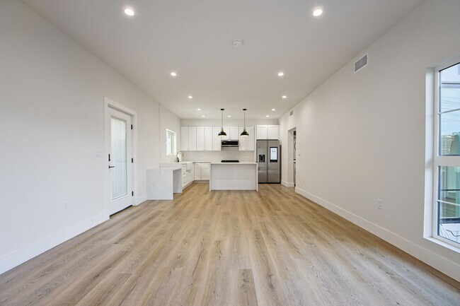 Building Photo - Luxury Living with Massive Private Yard in Downtown Burbank!