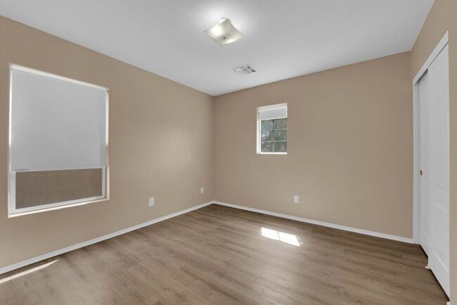 Building Photo - Well Maintained 3 bedrooms/2.5 bathroom Ho...