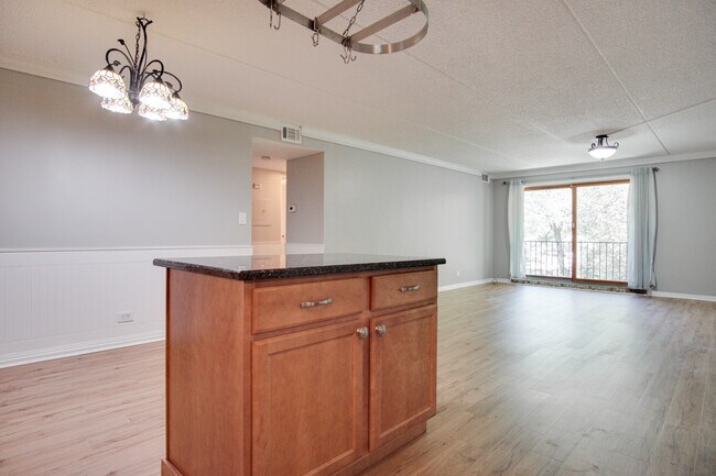 Building Photo - 5S066 Pebblewood Ln