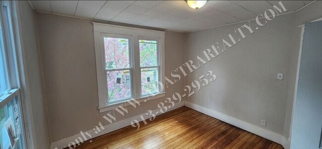 Building Photo - Large 2-story 4 Bed 1.5 Bath Home in Leave...