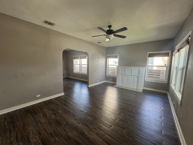 Building Photo - Lovely 3 Bedroom, 2 Bath Bungalow in the H...