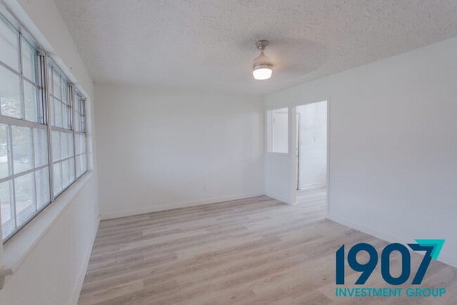 Building Photo - Charming Brick Home with Modern Updates and Large Backyard in Norman!