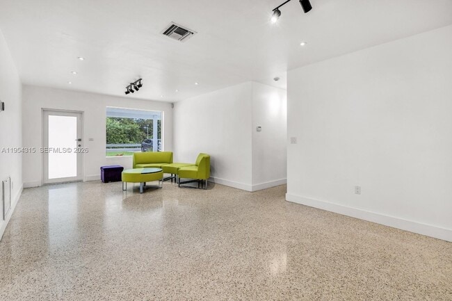 Building Photo - 1040 N Royal Poinciana Blvd