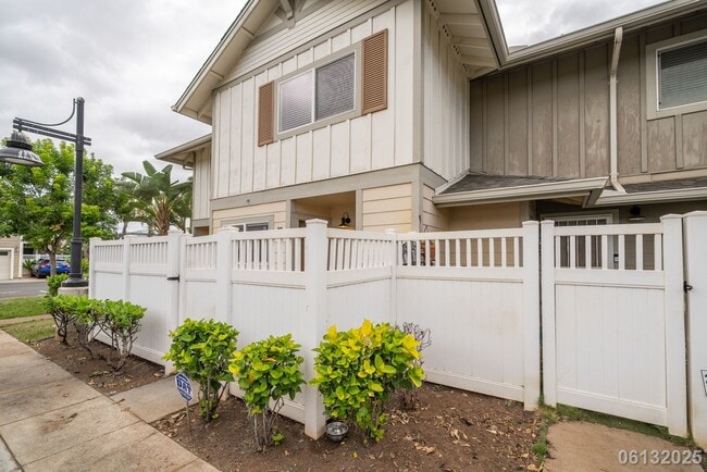 Building Photo - Available for move in on 7/8/25.   2 bedro...