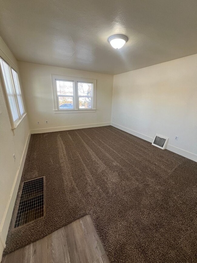 Building Photo - Corner location near ISU-Single Family Home with room to spread out!