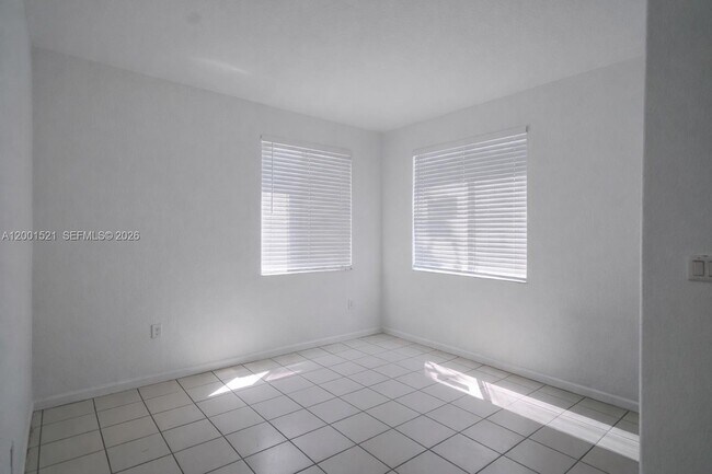 Building Photo - 1441 SE 24th Ct