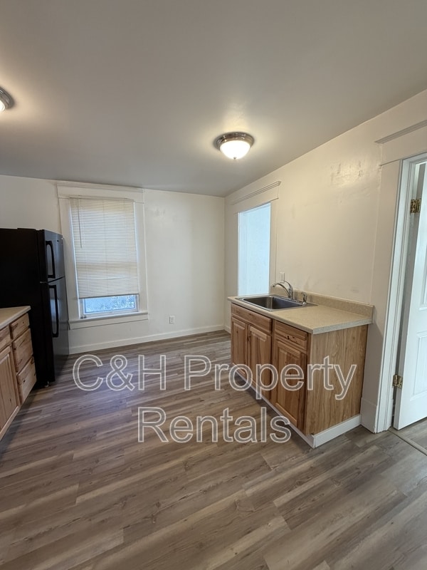 Building Photo - 32 Custer Ave