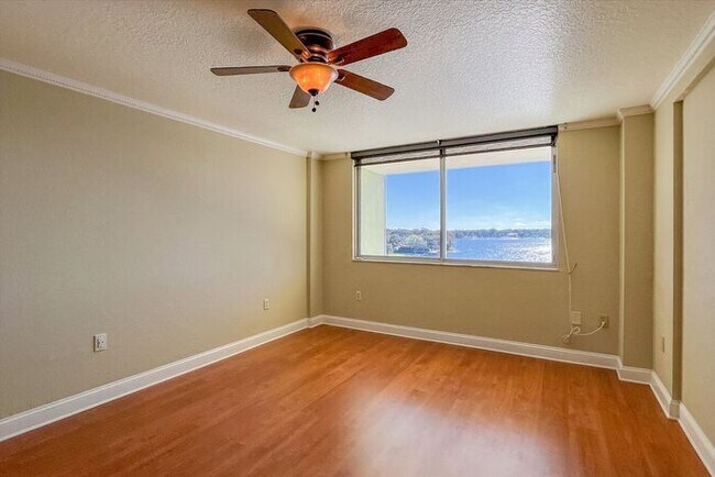 Building Photo - Executive Lakefront Living – 3 Bed, 2.5 Ba...