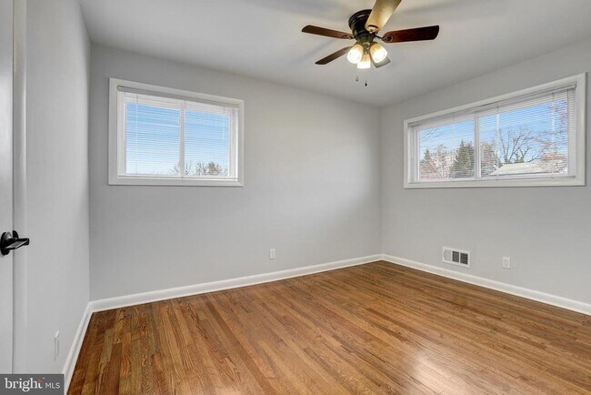 Building Photo - 1446 Roxanna Rd NW