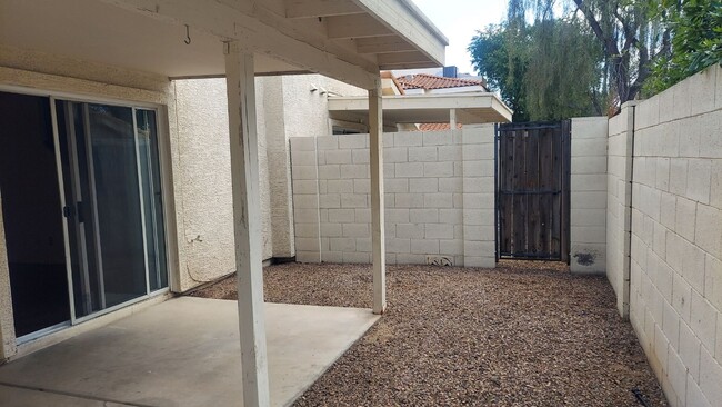 Building Photo - Beautiful townhome in gated community!