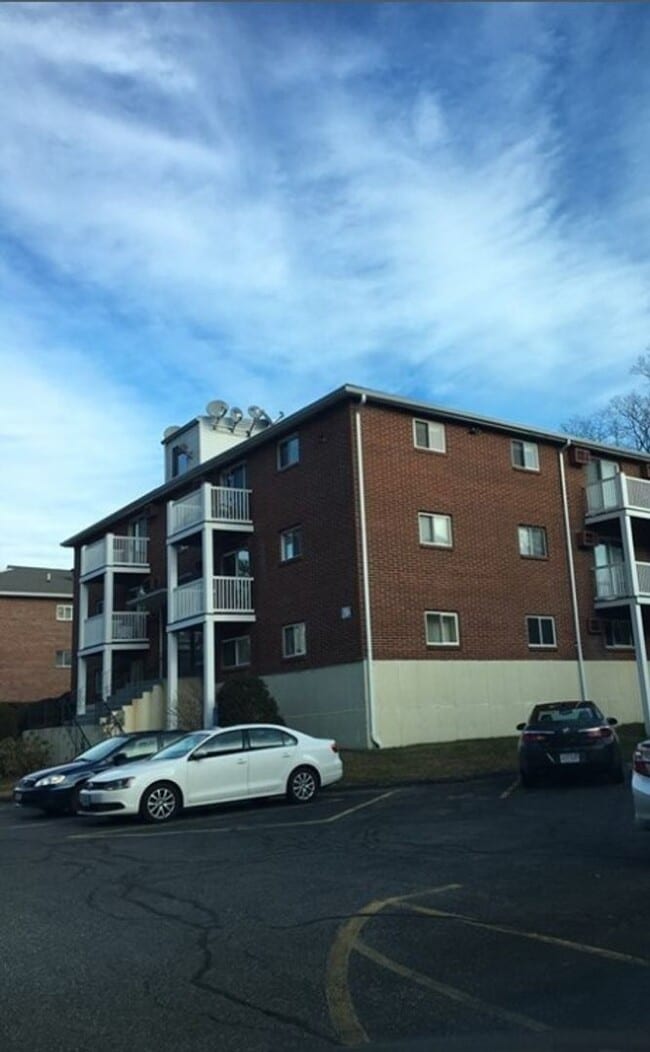 Building Photo - Fresh 1 Bedroom Corner Condo with 2 Off Street Parking Spaces