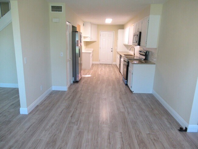 Building Photo - 5310 Palm Dr
