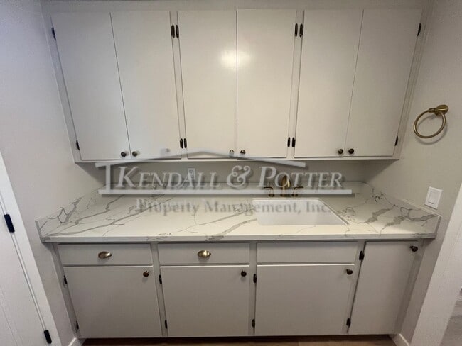 Building Photo - Beautifully Remodeled 4 Bed/2 Full Bath + ...
