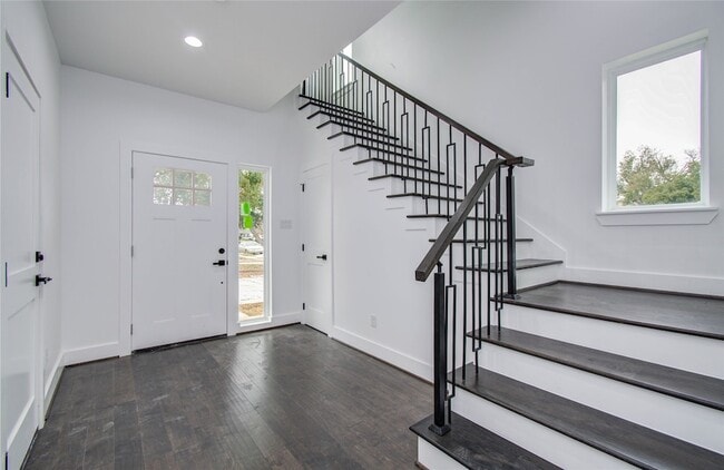 Building Photo - 5024 Winnetka St
