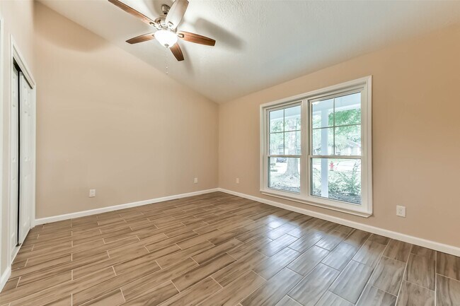 Building Photo - 605 Kings Ct