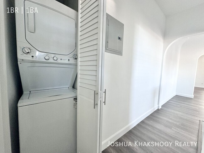 Building Photo - 1416 1/2 S Crest Dr -
