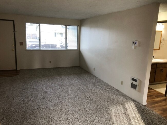 Building Photo - Great 2 bedroom 1 bathroom duplex in Springfield! MOVE IN SPECIAL!