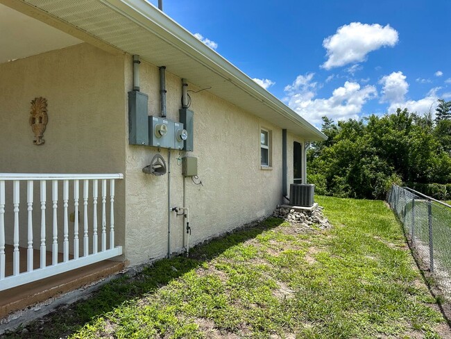 Building Photo - 6944 Rosemont Dr