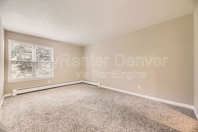 Building Photo - 1300 Golden Cir
