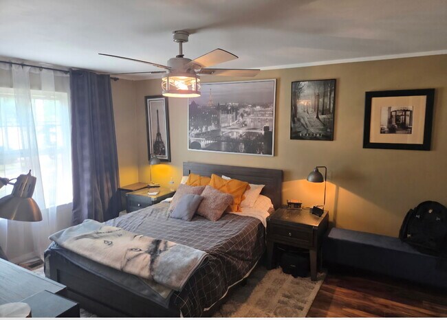 Building Photo - 1065 N Village Dr