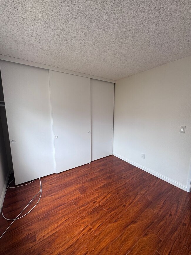 Building Photo - 4 bed townhouse central  Clairemont
