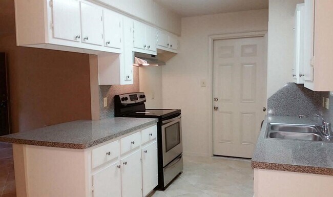 Building Photo - 240 N Forest Dr