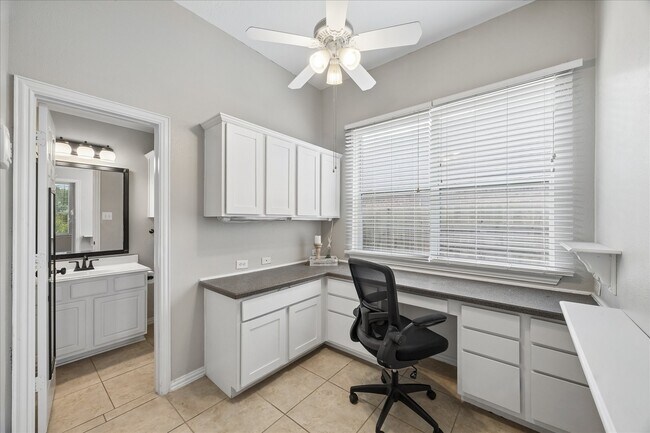 Building Photo - 1125 Shady Knoll Ln