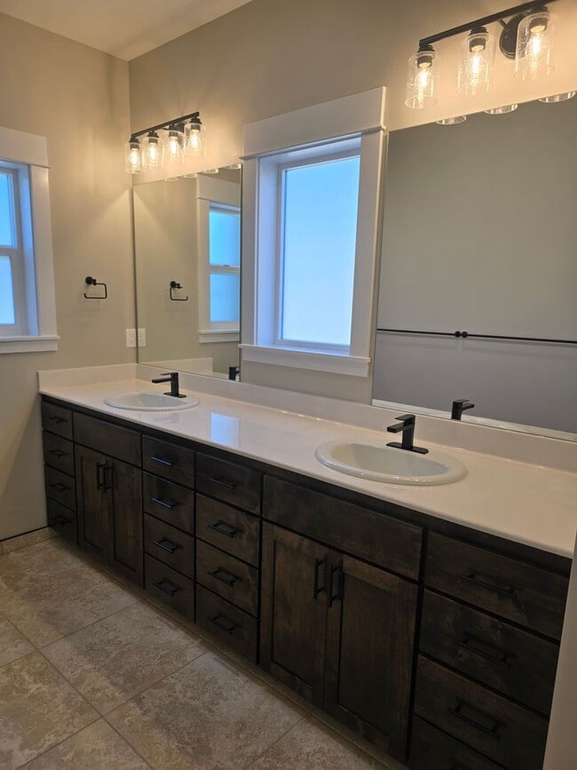 Building Photo - 3 bed 3 bath Brand-New Custom-Built home f...