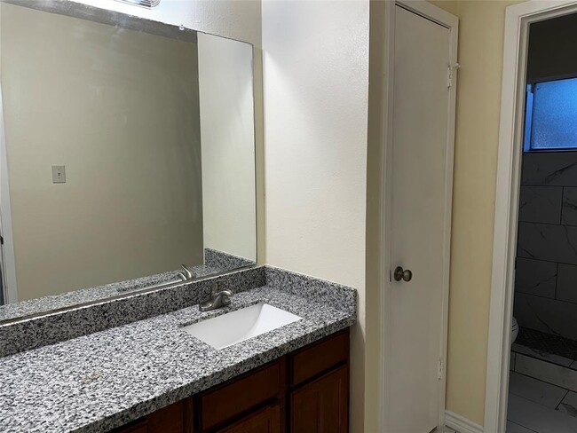 Building Photo - 13206 S Thorntree Dr