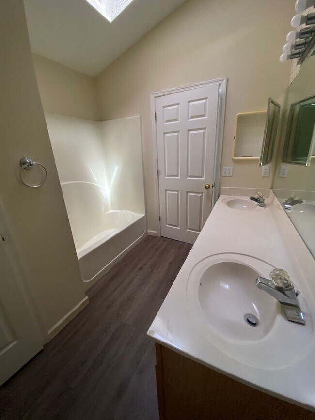 Building Photo - Leasing NOW. Killearn Lakes home with fenced in backyard