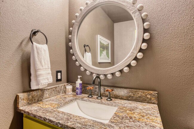 Building Photo - 1780 N Walnut Ave