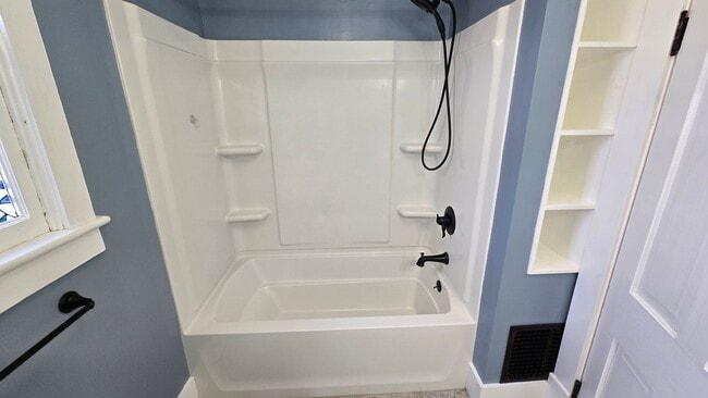 Building Photo - PET FRIENDLY 3 BEDROOM, 2 BATHROOM, DOWNTOWN LOCATION!