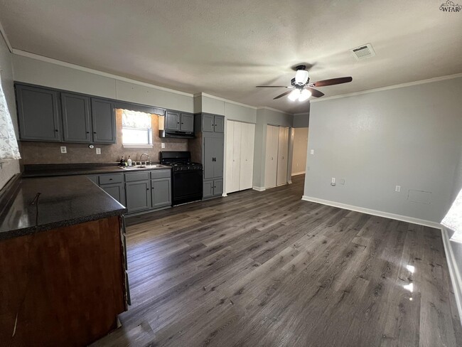 Building Photo - 610 S Bond St