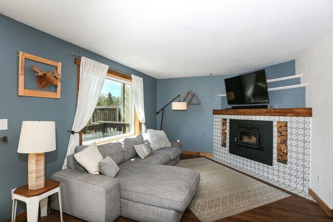 Building Photo - Amazing views! On bus route! 1 Year Lease!
