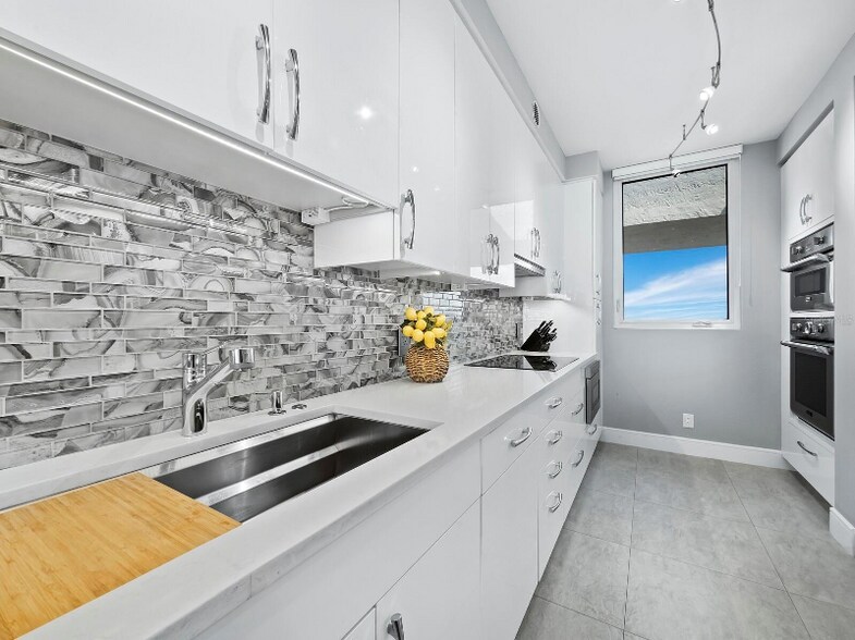 Building Photo - 1055 Gulf of Mexico Dr