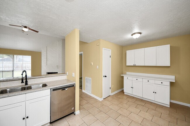 Building Photo - 2614 Village Cir Dr