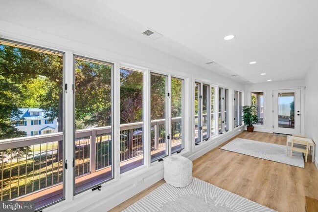 Building Photo - 5510 Beach Dr