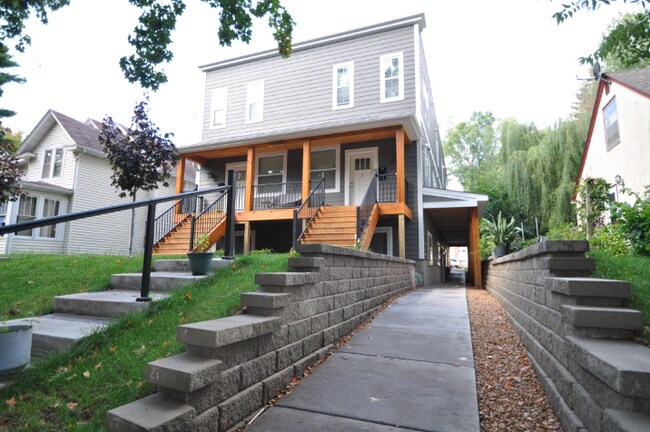 Building Photo - Newer Garden-Level 2Bed, 1Bath Apartment in Longfellow with In-Unit Laundry!