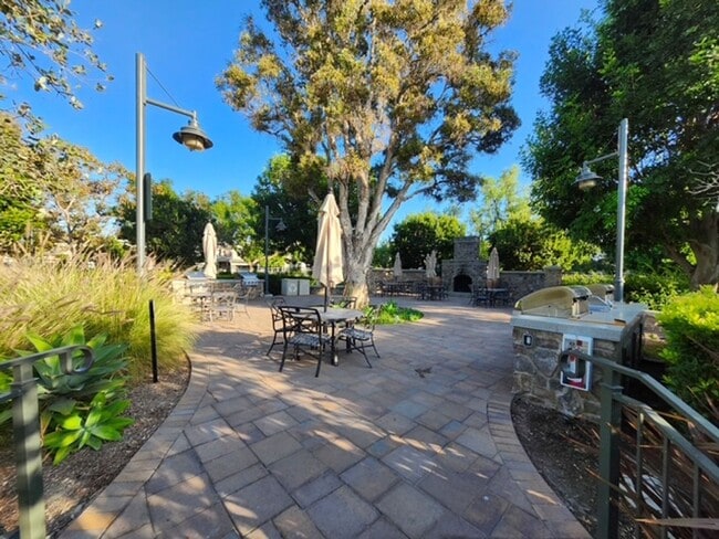 Building Photo - Beautiful Tri-level in Irvine!