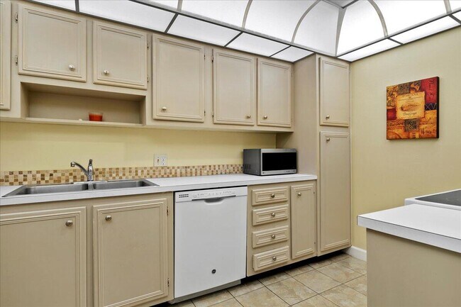 Building Photo - 5420 N Ocean Dr