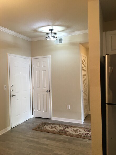 Building Photo - 501 Knights Run Ave