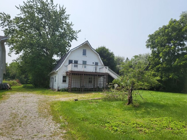 Building Photo - Secluded 4-Bedroom Carriage House with Wor...